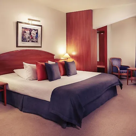 Mercure Centrum 4* بوزنان